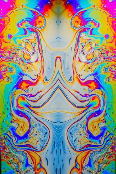 Jones, Adam 아티스트의 Abstract pattern of refracted light in soap bubble작품입니다.